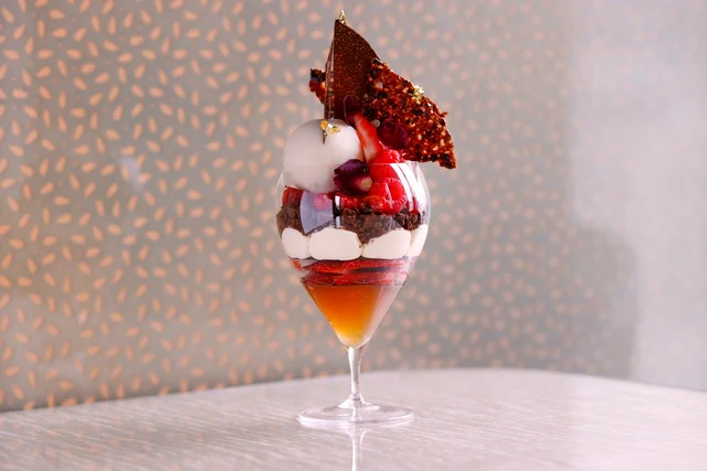 【エンポリオ アルマーニ カフェ】バレンタインシーズン にぴったり！2月限定 「カカオとベリーのパフェ」