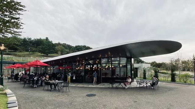 ジブリパーク「ジブリの大倉庫」内でランチやお茶するなら「カフェ 大陸横断飛行」