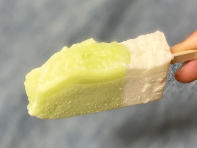 『フタバ食品』新作アイス「メロンソーダ＆バニラバー」実物。中身。かじった断面