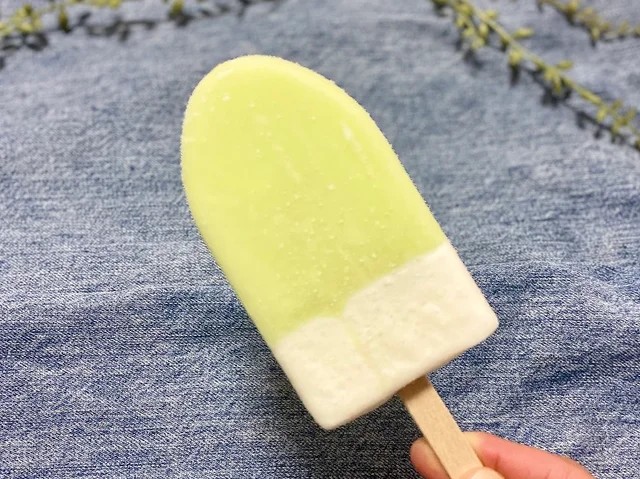 『フタバ食品』新作アイス「メロンソーダ＆バニラバー」実物。中身