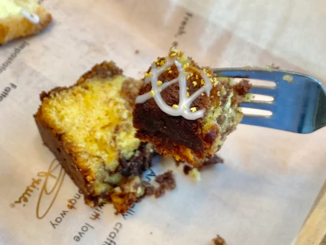 スタバが運営するイタリアンベーカリー『プリンチ』夏おすすめ「ローフケーキ アランチャマーブル」断面