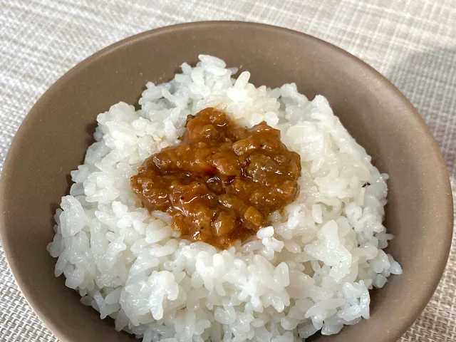 【ごはんのお供】岡山の名品「海老三昧」をのせたごはんと実物