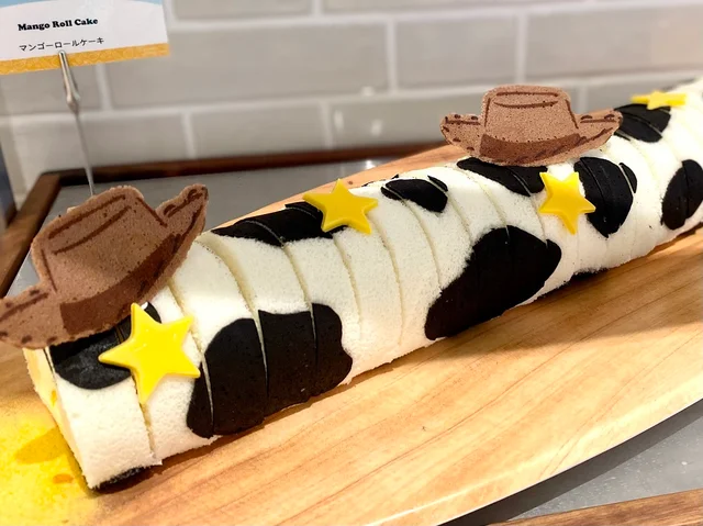 『トイ・ストーリーホテル』レストランおすすめメニュー【７】「マンゴーロールケーキ」</b>