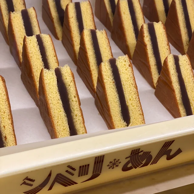 ジブリパーク・ジブリの大倉庫内「ミルクスタンド シベリ・あん」で食べられるあんこサンド、シベリア