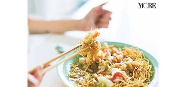 佐藤栞里が長崎県のおすすめお取り寄せグルメ「白雪食品」の皿うどんを食べている様子