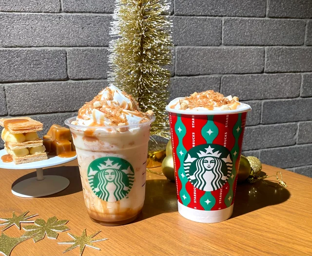 スタバ新作、2022クリスマス（中央）「バターキャラメル ミルフィーユ フラペチーノ」（Tallのみ テイクアウト ¥678、イートイン ¥690）、 （右）「バターキャラメル ミルフィーユ ラテ」