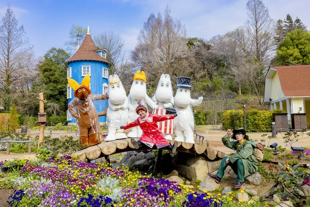 ムーミンバレーパークのレインコートを着たグリーティングの様子