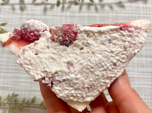 『ローソン』新作スイーツ「いちごみるくサンド」実物。いちごホイップクリームアップ