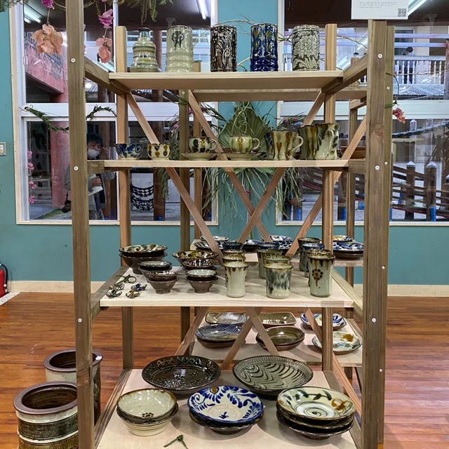 やんばるアートフェスティバル2022-2023 クラフトマーケットでおすすめの沖縄土産：菅原謙さんのやちむん