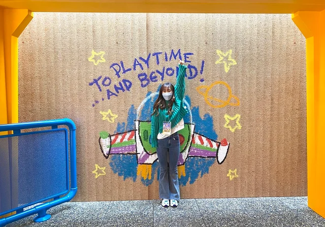 『トイ・ストーリーホテル』おすすめフォトスポット中庭編【７】階段下イラスト