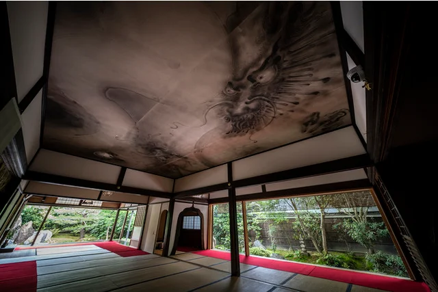 ①建仁寺、霊源院、寝転んで天井の龍を見上げる貸切特別体験