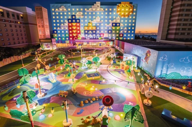 トイ・ストーリーホテル「スリンキー・ドッグパーク」ライトアップの様子