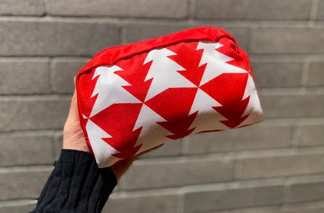 スタバ、クリスマス定番フード「シュトーレン」のオリジナルポーチウラ