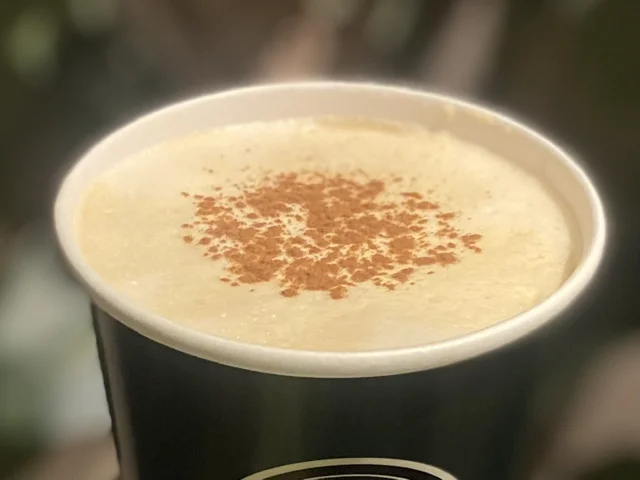 【タリーズ 新作】ドラマ『夕暮れに、手をつなぐ』とのタイアップドリンク「メープルキャラメルマキアート」ホットトッピング