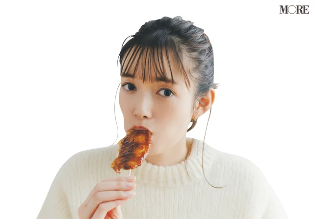 佐藤栞里が岐阜県のおすすめお取り寄せグルメ「五平餅本舗 ふるや」の五平餅を食べている様子