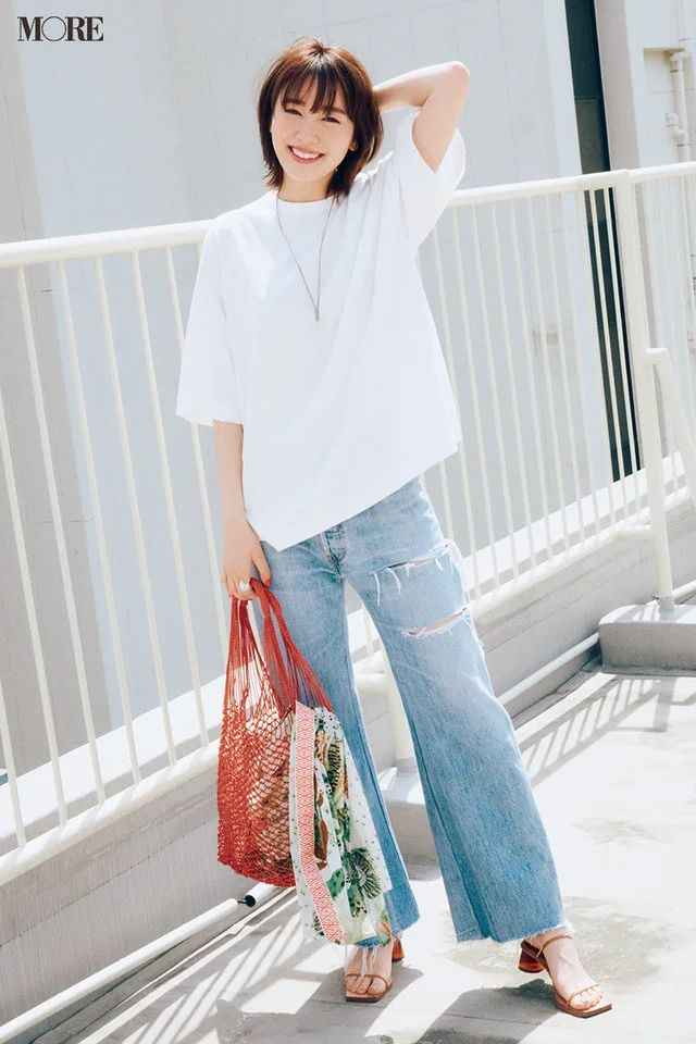 白Tシャツ×水色デニムコーデの飯豊まりえ
