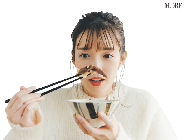 佐藤栞里が岐阜県のおすすめお取り寄せグルメ「飛驒ごっつお工房」の飛騨牛ひつまぶしを食べている様子