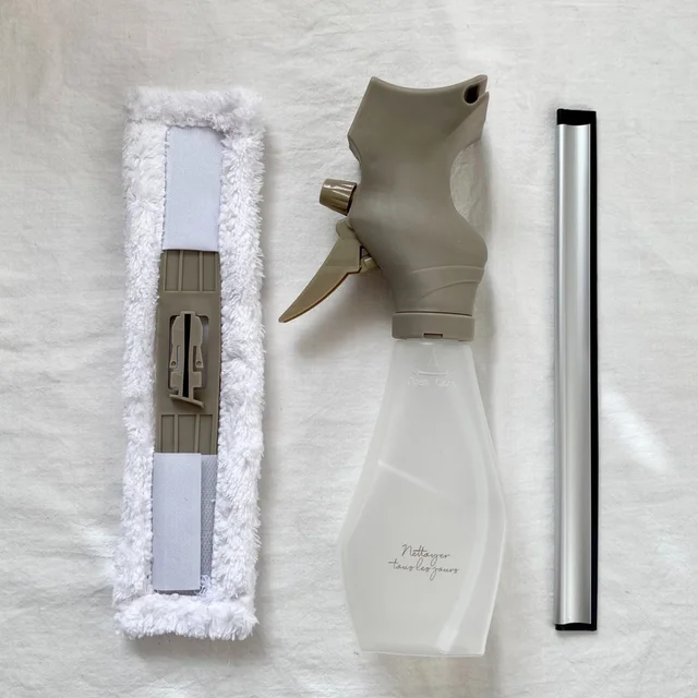 3COINS（スリーコインズ・スリコ）のおすすめ時短お掃除グッズ：窓ガラス掃除がラクになる3WAYワイパー