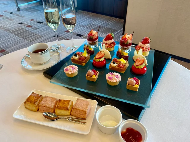 『コンラッド東京』の「ストロベリー・イン・ブルーム」アフタヌーンティープレート全体