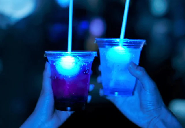 京都水族館の夜限定メニューの光るクラゲソーダ