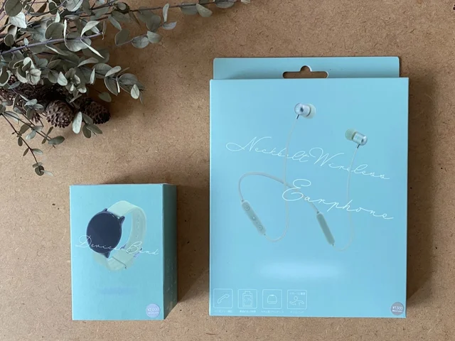 『3COINS（スリーコインズ・スリコ）』のデバイスバンド（スマートウォッチ）ネックベルトワイヤレスイヤホン