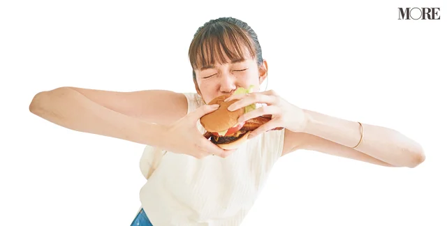 佐藤栞里が長崎県のおすすめお取り寄せグルメ「BigMan」の佐世保バーガーを食べている様子