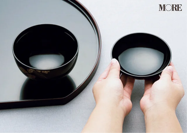 マナーブック冠婚葬祭食事編　【基本のテーブルマナー】和食・洋食の正しい振る舞いを解説。お椀のフタの取り方を解説している写真