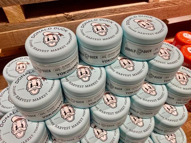 『横浜赤レンガ倉庫』、『ディズニー・ハーベスト・マーケット』限定グッズ「アーモンドチョコレート＜横浜店限定＞ドナルドダック 青」