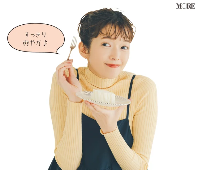 佐藤栞里が熊本県のおすすめお取り寄せグルメ「776CHEESECAKE」のレアチーズケーキを食べている様子