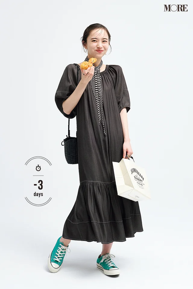 柔らかいデニム素材ワンピースを着た井桁弘恵