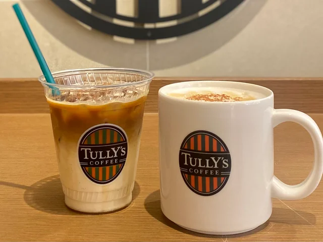 【タリーズ 新作】ドラマ『夕暮れに、手をつなぐ』とのタイアップドリンク「メープルキャラメルマキアート」ホットとアイス