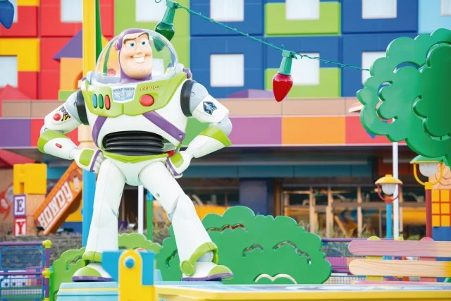 『トイ・ストーリーホテル』中庭「トイフレンズ・スクエア」トンネル写真