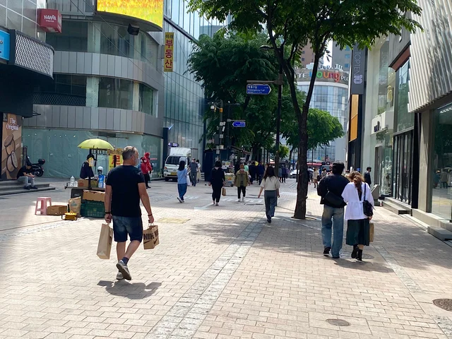 韓国屈指の観光スポット・明洞は、外国人観光客の激減により多くの店が閉店する事態