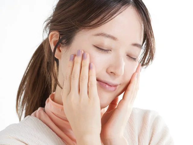 顔に手をあてている女性