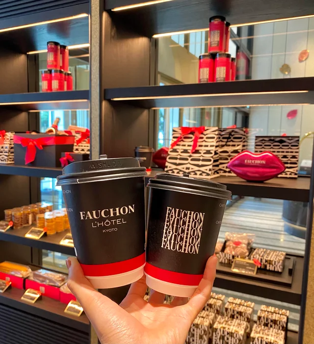 フォションホテル京都1階のペストリー＆ブティック フォション。テイクアウト用のカップ