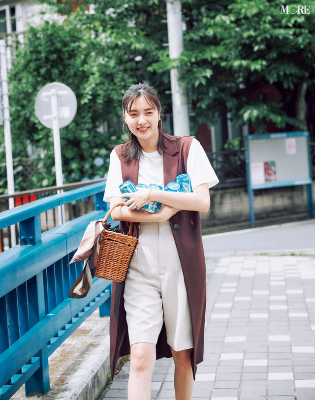 缶ビールを抱えている新川優愛