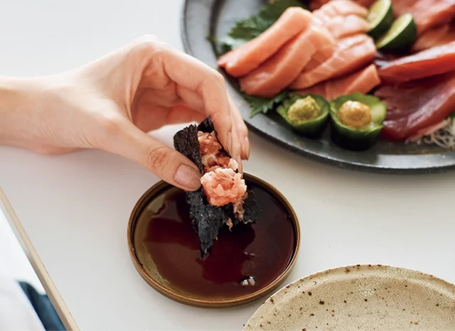 佐藤栞里が神奈川県のおすすめお取り寄せグルメ「FISHSTAND」の手巻きずしセットを食べている様子