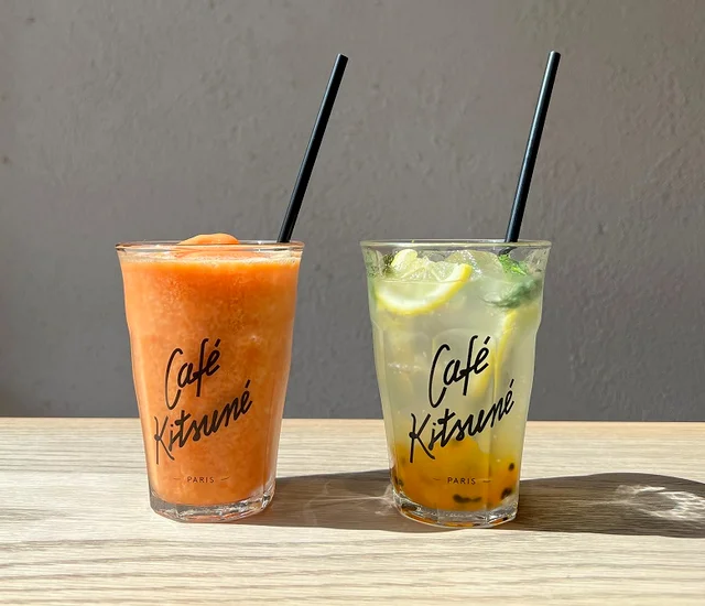 『カフェ キツネ』「フローズンオレンジ」、「パッションレモネード」