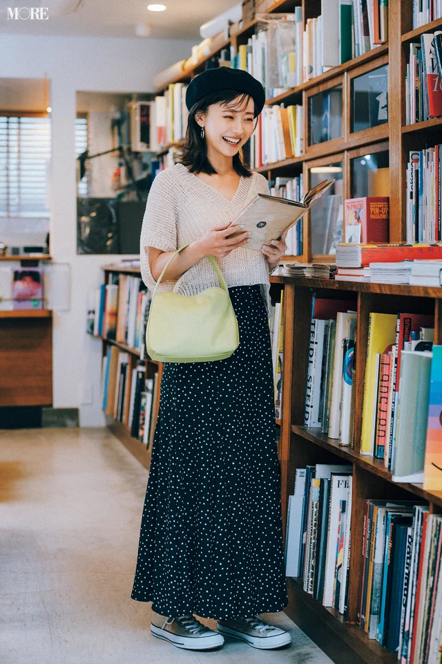 本屋で本を見ているドット柄スカートをはいた浅倉唯