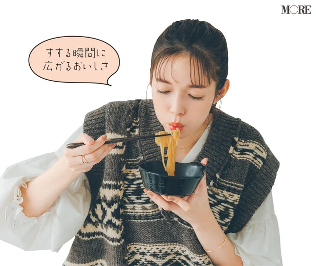 佐藤栞里が石川県のおすすめお取り寄せグルメ「つば甚」の鴨鍋セットを食べている様子