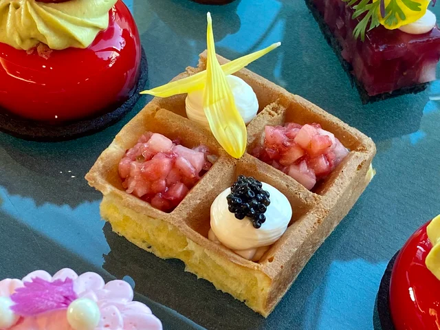 『コンラッド東京』2023「ストロベリー・イン・ブルーム」アフタヌーンティー「いちごサルサ、キャビア、サワークリームのワッフル」