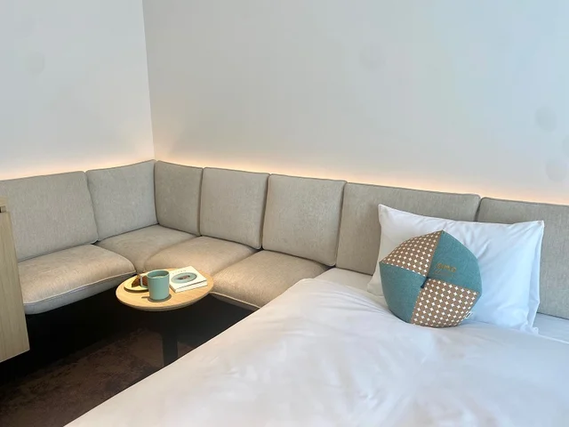 「OMO3東京赤坂 by 星野リゾート」。ソファスペース。