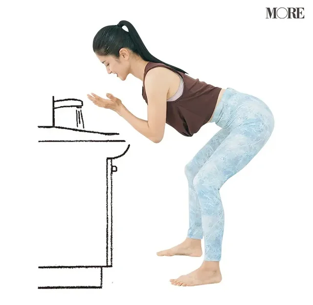 エクササイズをしながら洗顔をする女性