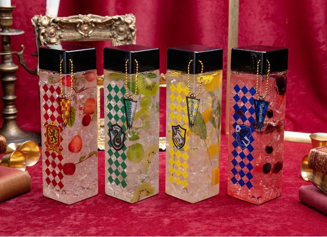 赤坂「ハリー・ポッターカフェ」テイクアウトドリンク（左から）「グリフィンドール」、「スリザリン」、「ハッフルパフ」、「レイブンクロー」