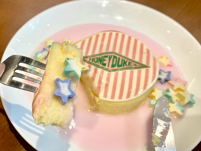 「“ハニーデュークス”ストロベリーミルクスフレケーキ」　