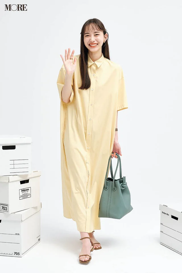 クリームシャツワンピースとフラットサンダルのコーデ