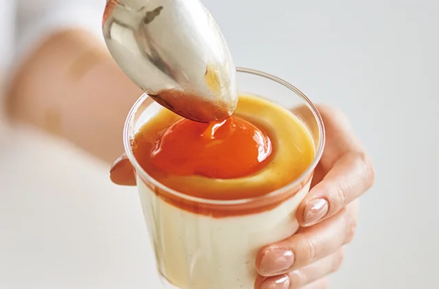 佐藤栞里が神奈川県のおすすめお取り寄せグルメ「しょうゆきゃふぇ」の生プリンを食べている様子