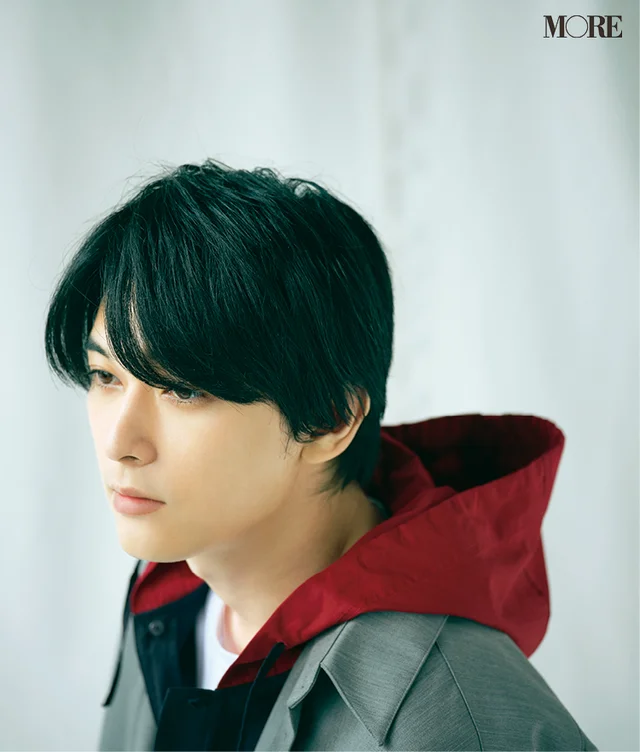2021年MORE9月号掲載企画。吉沢亮さんをななめ上から撮影した写真。