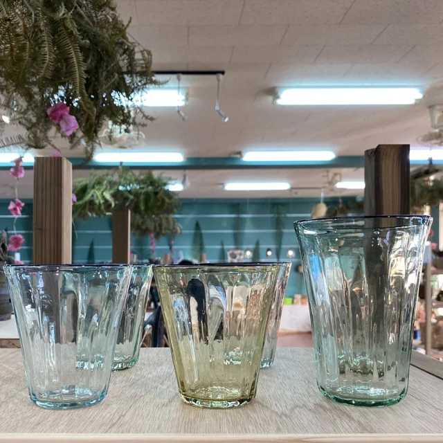 やんばるアートフェスティバル2022-2023 クラフトマーケットでおすすめの沖縄土産：琉球ガラス工房 glass32のコップ