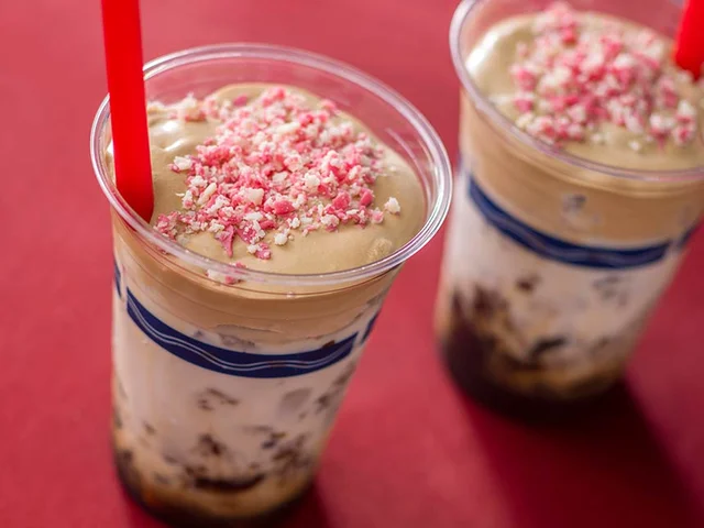 ディズニーランド2022年クリスマス「コーヒーカクテル (コーヒーリキュール、ミルク、コーヒーゼリー)」